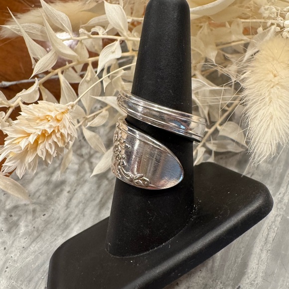 Vintage ONEIDA TUDOR Silver Plated Spoon Ring - Picture 4 of 8